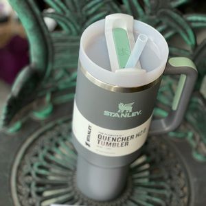 Stanley THE QUENCHER H2.0 FLOWSTATE™ TUMBLER (SOFT MATTE) | 40 OZ Charcoal